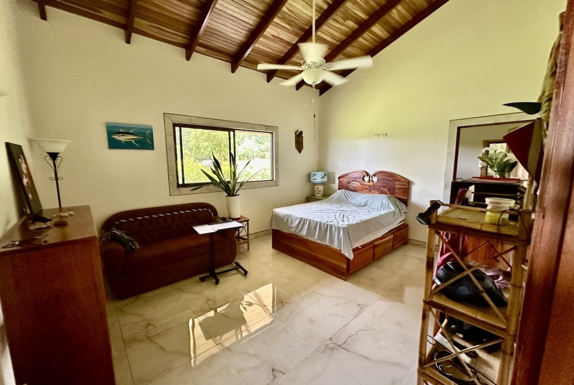 Comfortable bedroom in private Osa community home