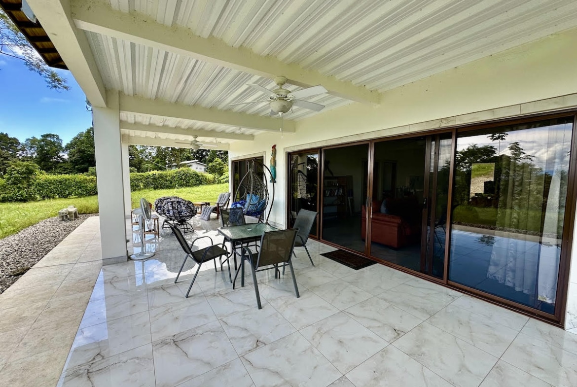 Cozy dining area in Osa Peninsula duplex