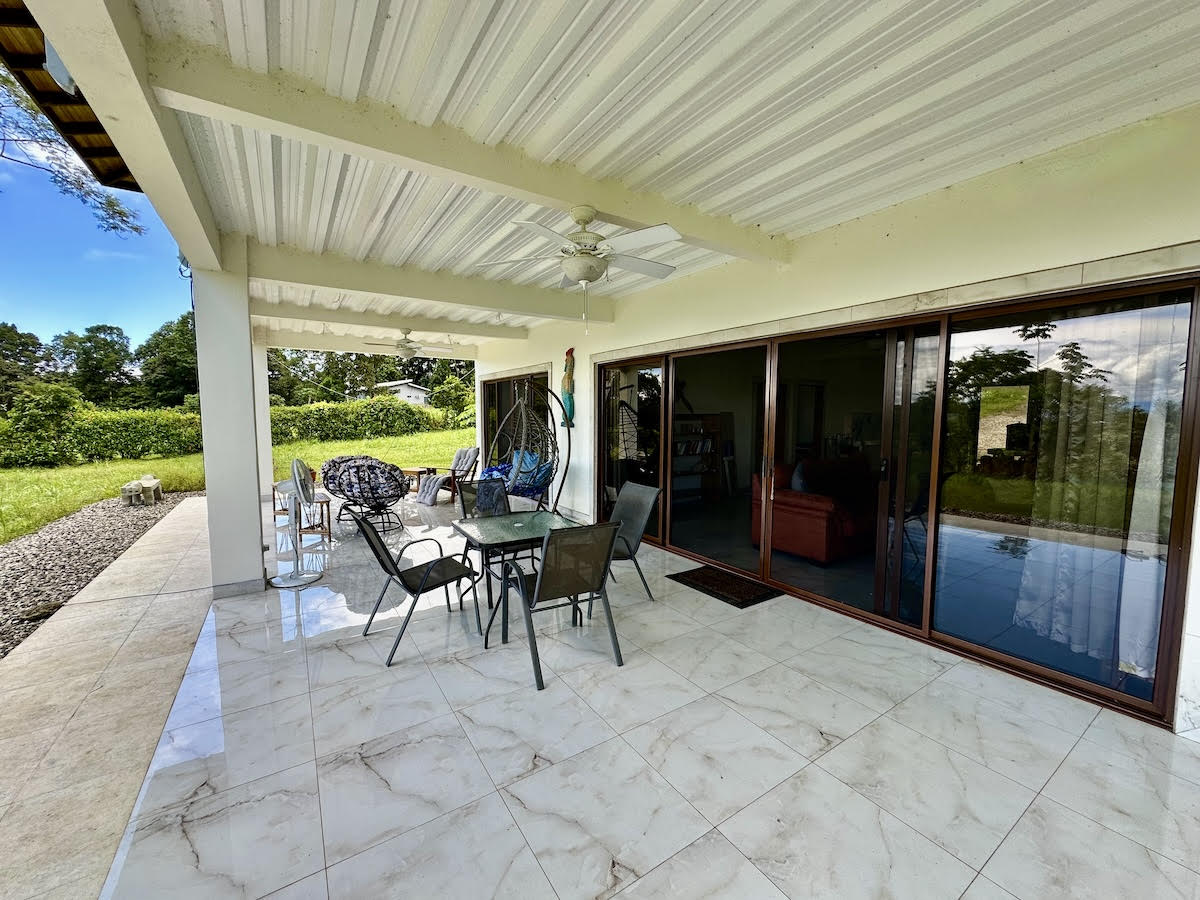 Cozy dining area in Osa Peninsula duplex
